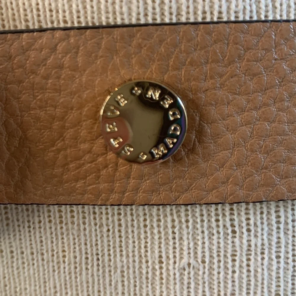 STEVE Madden tan medium faux leather pebbled belt with pearl looking buckle